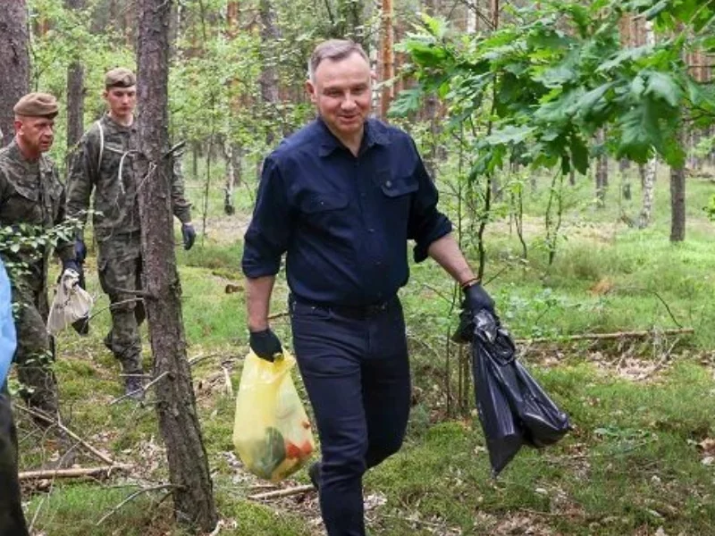 Andrzej Duda podczas akcji „sprzątaMY”