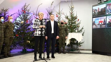 Para prezydencka w czasie świątecznego spotkania z mundurowymi