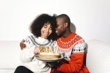 Para w świątecznych swetrach, zdjęcie ilustracyjne