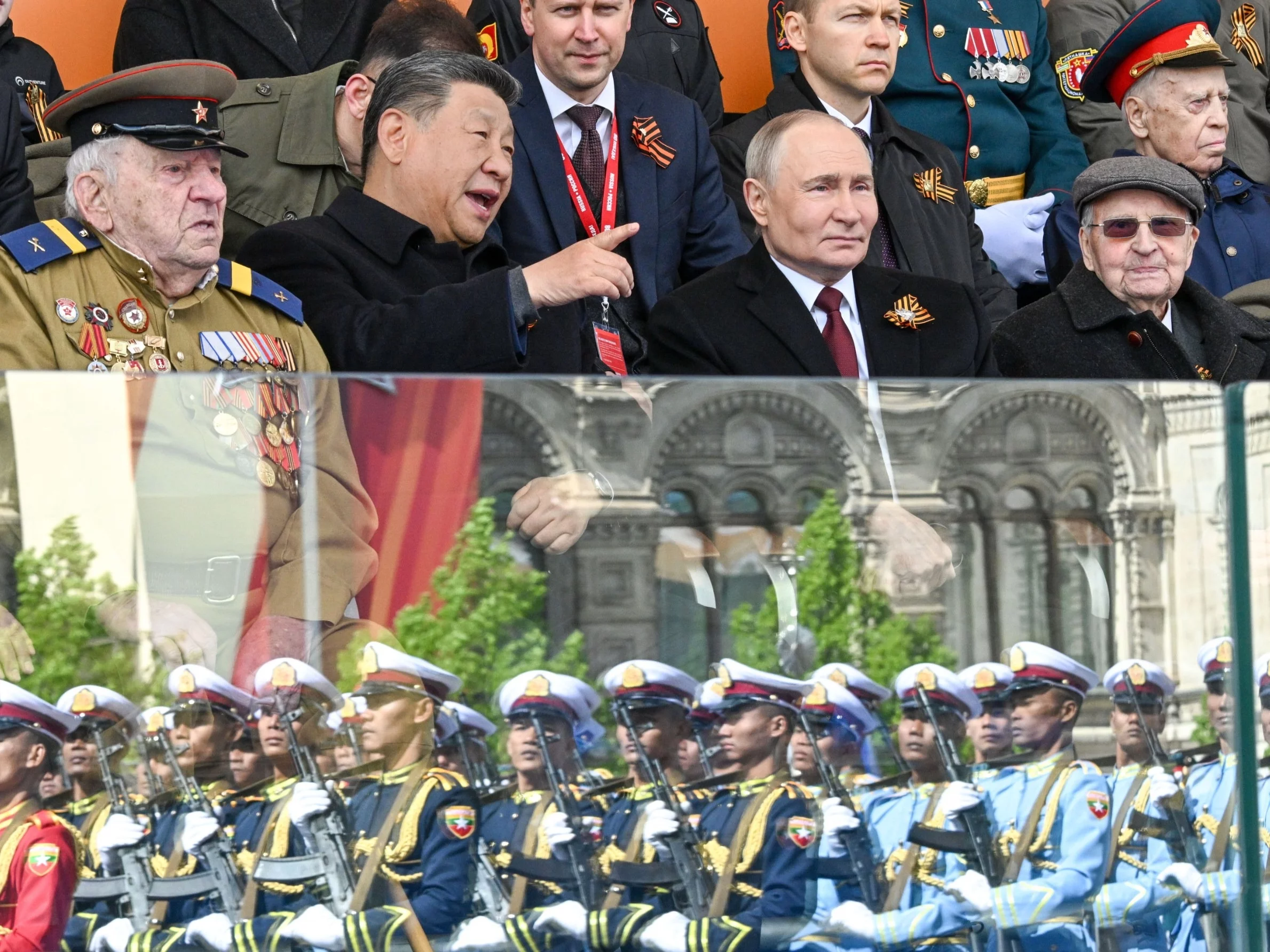 Władimir Putin i Xi Jinping podczas parady w Moskwie