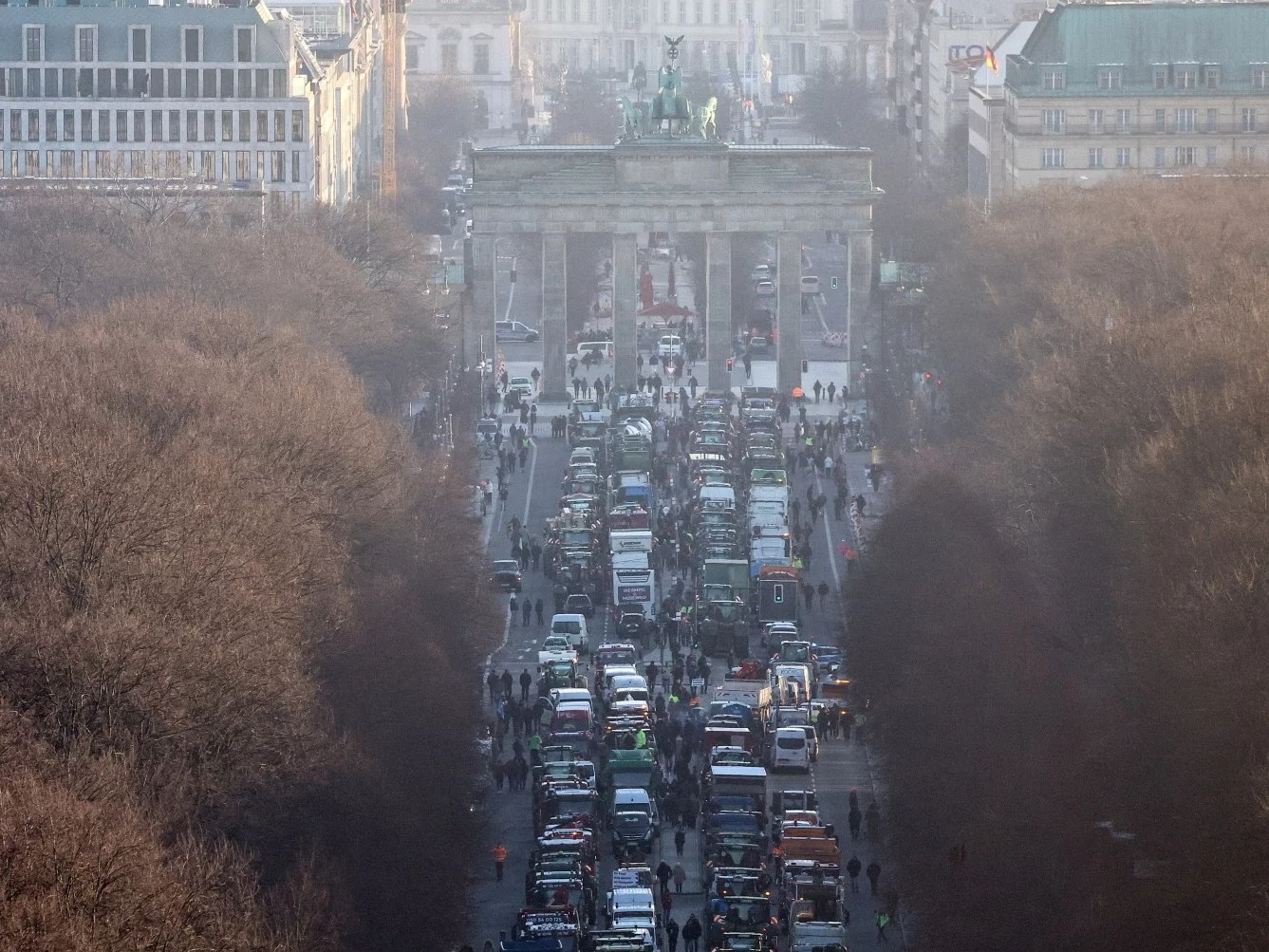 Rolnicy blokują ulicę 17 Czerwca podczas ogólnokrajowego strajku w Berlinie