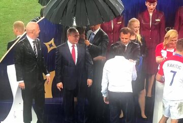 Parasol nad Władimirem Putinem podczas wręczenia medali po finale MŚ