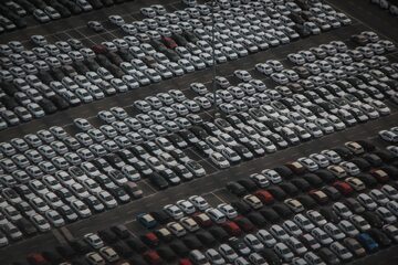 Parking dealera samochodów - zdjęcie ilustracyjne