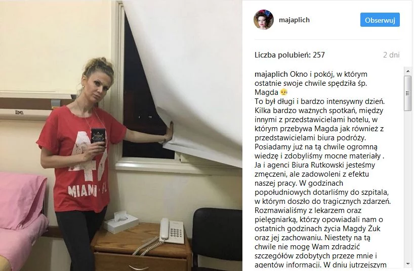 Maja Plich pozuje w pokoju Magdaleny Żuk