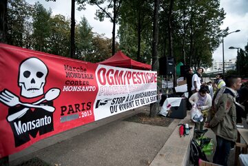 Paryż, protest przeciwko koncernowi Monsanto i żywności genetycznie modyfikowanej