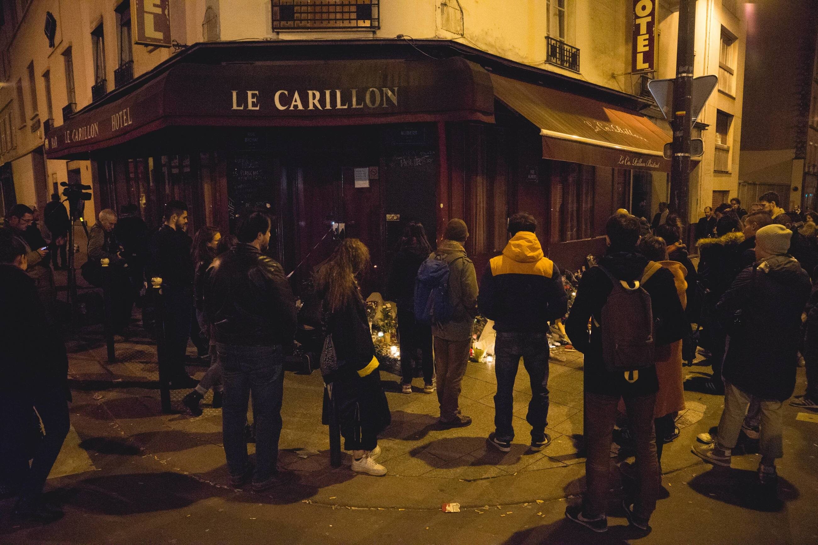 Paryżanie zbierający się w miejscach, w których doszło do ataków (zdj. z 14 listopada)