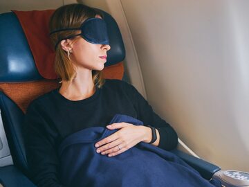 Pasażerka śpi podczas lotu