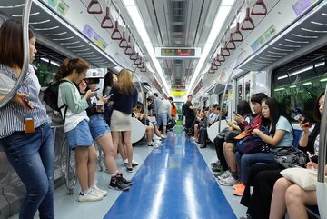 Pasażerowie metra w Seulu, zdjęcie ilustracyjne
