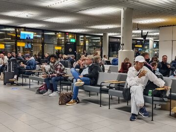 Pasażerowie na lotnisku w Amsterdamie, 26 listopada