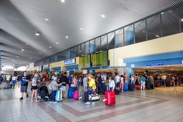 Pasażerowie na lotnisku – zdjęcie ilustracyjne