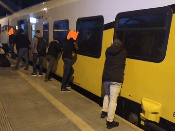 Pasażerowie pchający pociąg Kolei Dolnośląskich