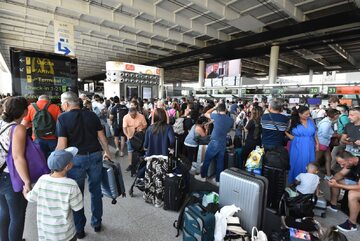 Pasażerowie uziemieni na lotnisku w Katanii z powodu wybuchu wulkanu Etna