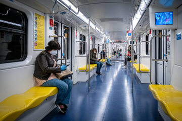 Pasażerowie w maseczkach w metrze w Mediolanie