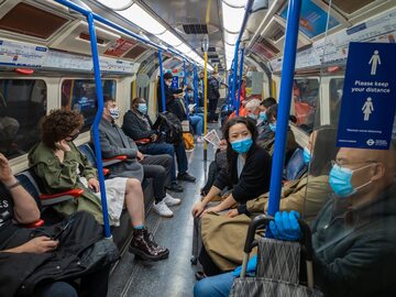 Pasażerowie w metrze w Londynie