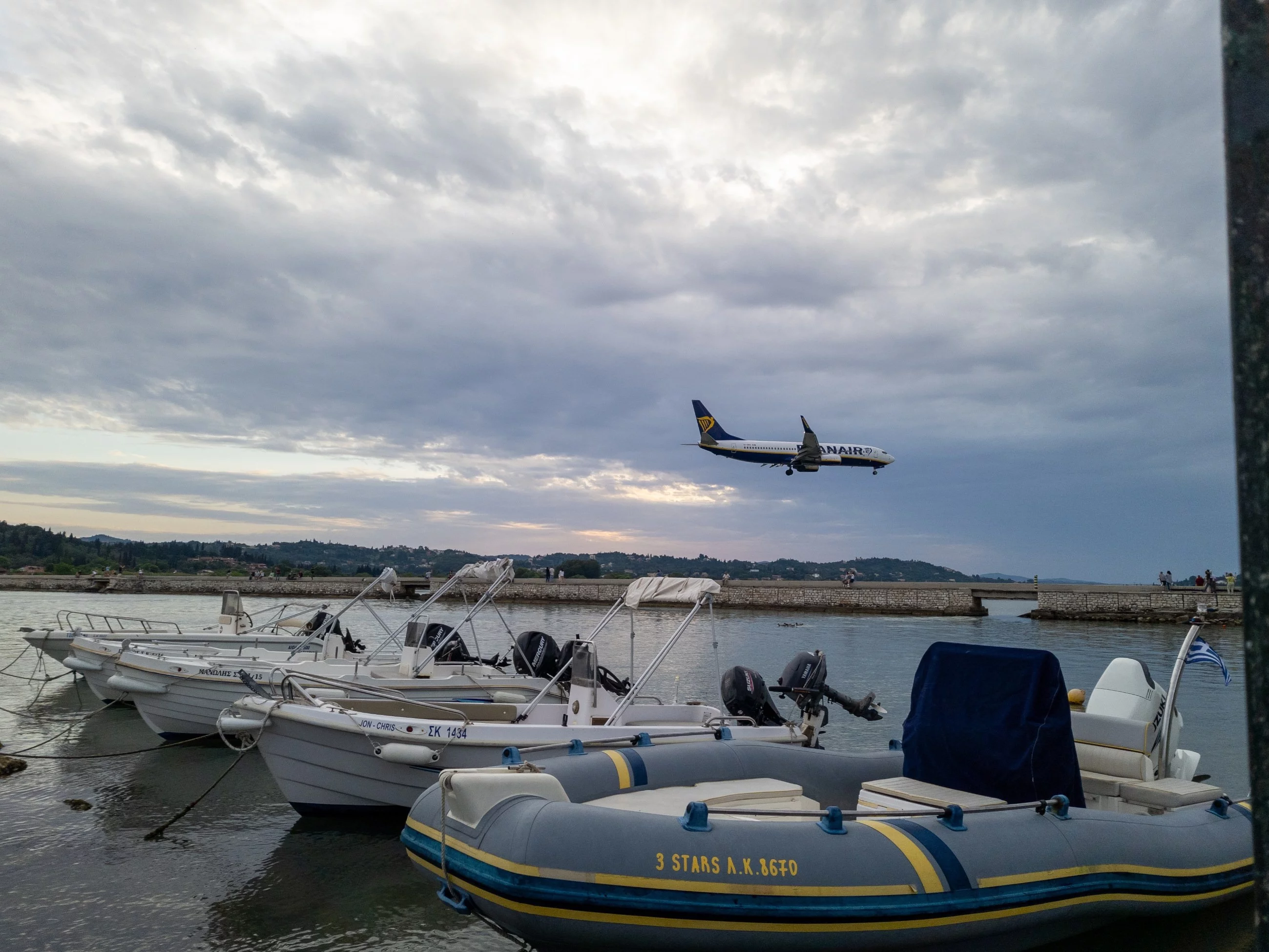 Samolot Ryanair widziany z Korfu, zdjęcie ilustracyjne