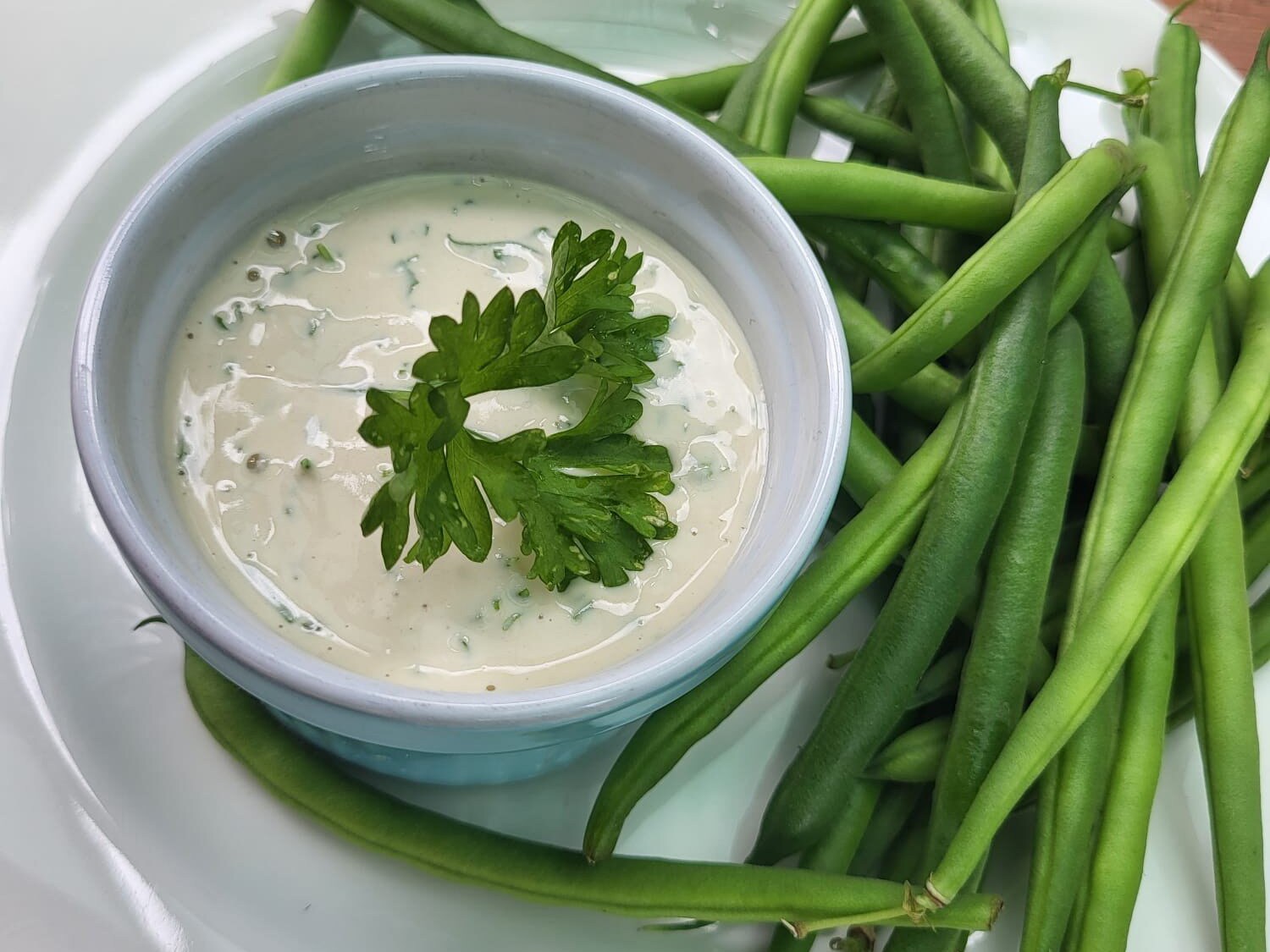 Sos z tahini i zielonej pietruszki. Przepis na dodatek do dań, który zmniejsza ryzyko chorób serca