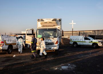 Patolodzy sądowi na miejscu wycieku gazu w okolicach Boksburga w RPA