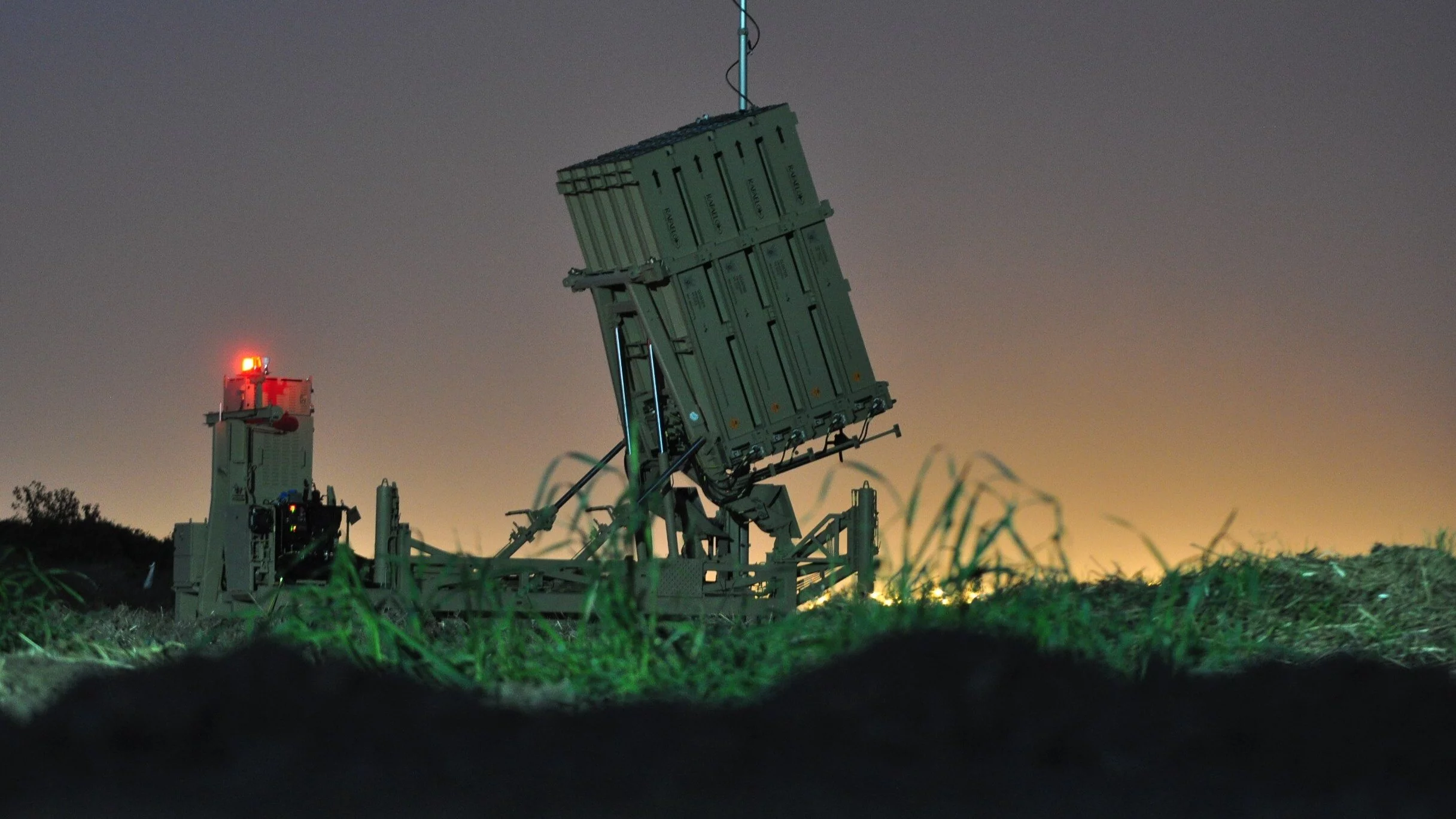 Pojedyncza wyrzutnia systemu Iron Dome na stanowisku ogniowym z pełnym zapasem rakiet przechwytujących