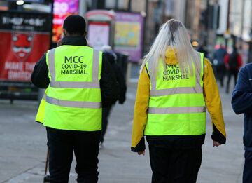 Patrol pilnujący, by na ulicach Manchesteru przebywały jedynie osoby z istotnymi powodami do wychodzenia z domu