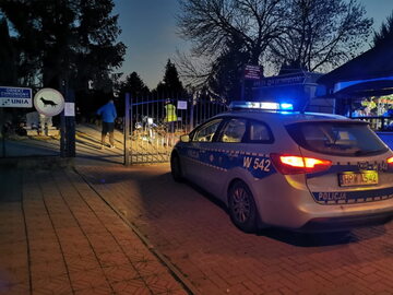 Patrol policji na cmentarzu w Kołobrzegu