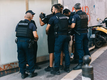 Patrol policji po zamieszkach we Francji, zdjęcie ilustracyjne