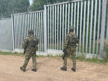Patrol Straży Granicznej przy zaporze na granicy polsko-białoruskiej