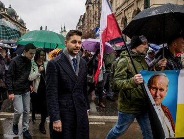 Patryk Jaki na marszu papieskim w Krakowie