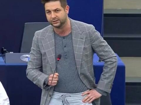 https://img.wprost.pl/img/patryk-jaki/93/db/f141a8d20b546586bee420cee8bf.jpeg