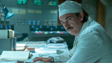 Paul Ritter jako Anatoly Dyatlov w serialu „Czarnobyl”