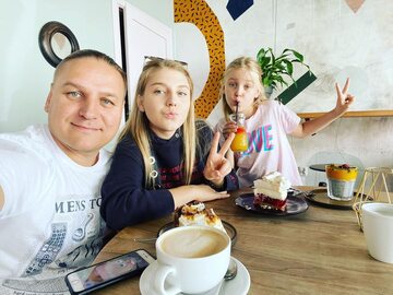 Paweł Golec z córkami