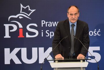 Paweł Kukiz podczas konferencji, na której poinformował o porozumieniu z PiS
