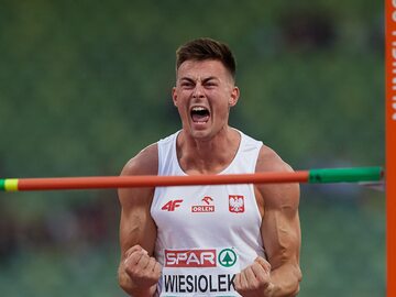 Paweł Wiesiołek w trakcie skoku wzywż w Monachium 2022