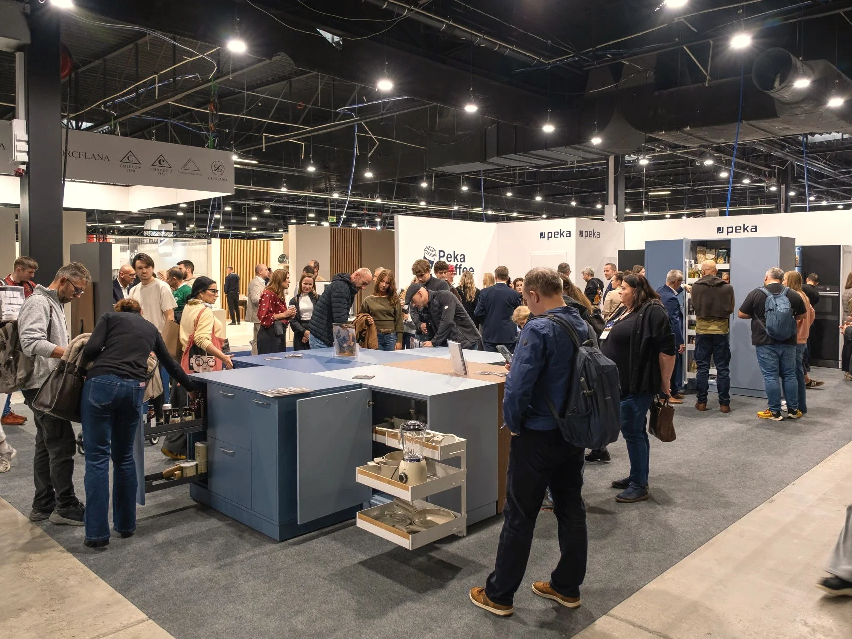 PEKA Magic Corner II to nowa generacja systemów do szafek narożnych. Trzy warianty pozwalają dopasować sposób przechowywania do układu kuchni i potrzeb użytkowników