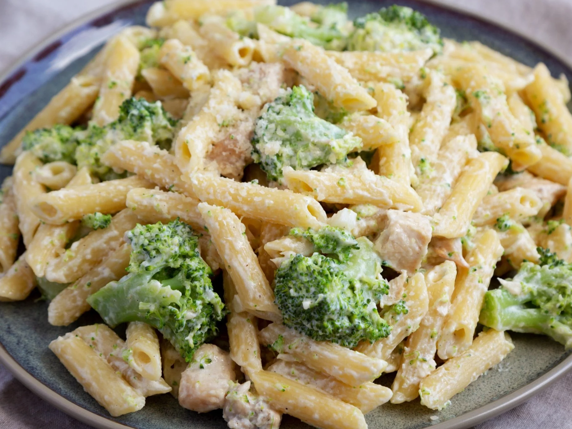 Penne z kurczakiem i brokułami