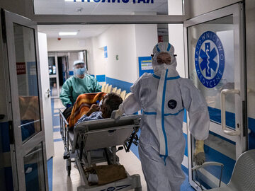 Personel przewozi pacjenta, zdjęcie ilustracyjne