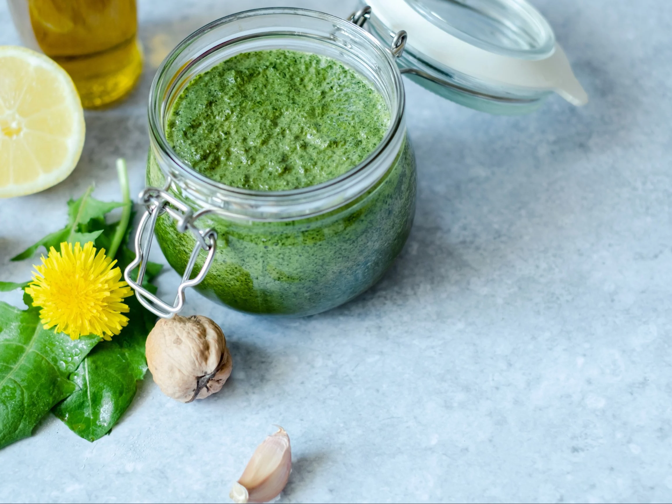 Ma więcej żelaza i witaminy E niż bazylia, a rośnie pod nogami. Zrób z niego zielone pesto