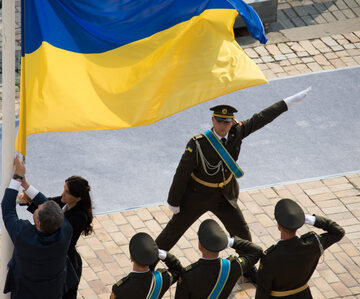 Petro Poroszenko wraz z Mariją Rybak wciąga flagę