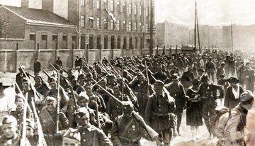 Piechota polska w marszu na front przed bitwą warszawską