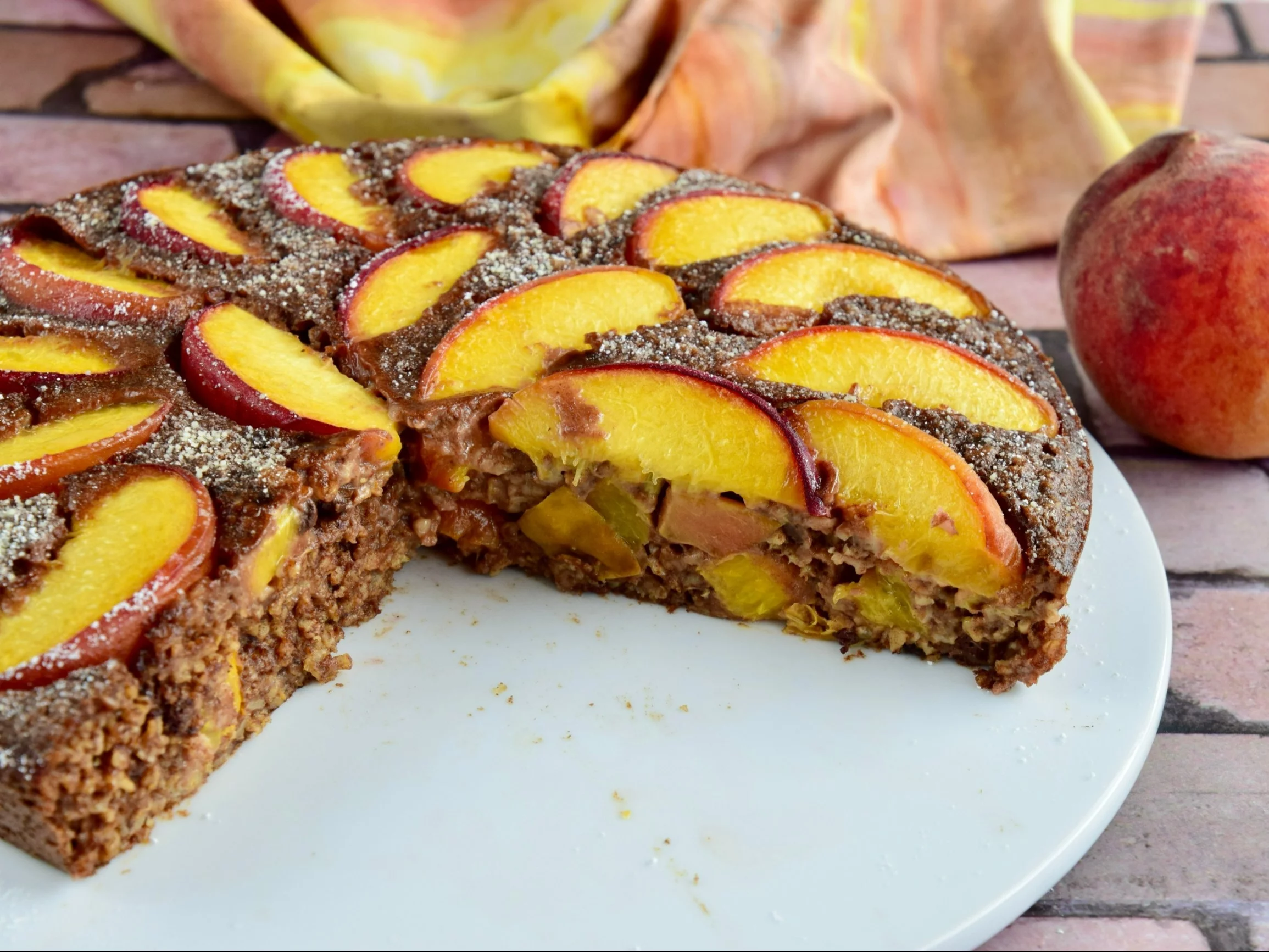 Pieczona owsianka brownie z brzoskwiniami