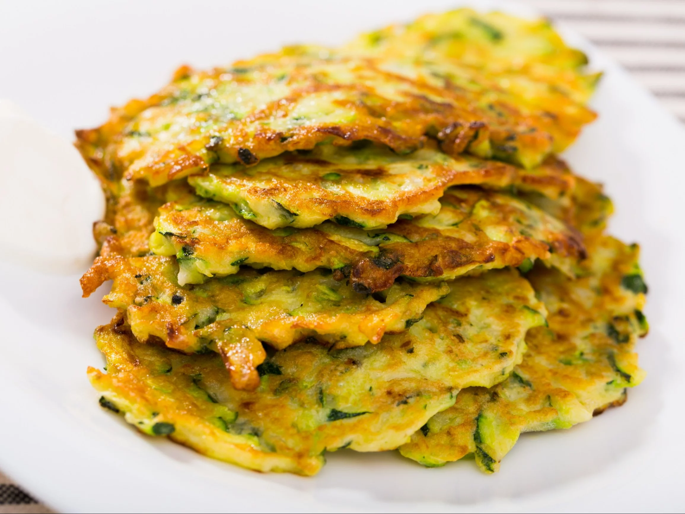 Placki z cukinii i żółtego sera