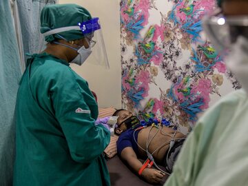 Pielęgniarka Lekarzy bez Granic prowadząca monitorowanie EKG dziewięcioletniego chłopca chorego na gruźlicę wielolekooporną