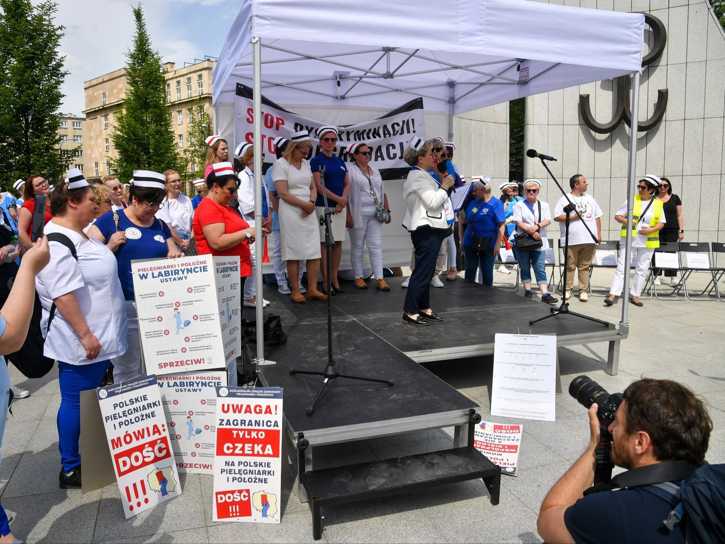 Protest pięlęgniarek przed Sejmem w Warszawie, 23 maja 2023 r.