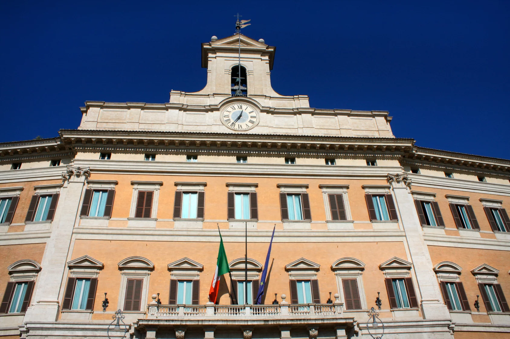 Fasada Palazzo Montecitorio, siedziby włoskiej Izby Deputowanych