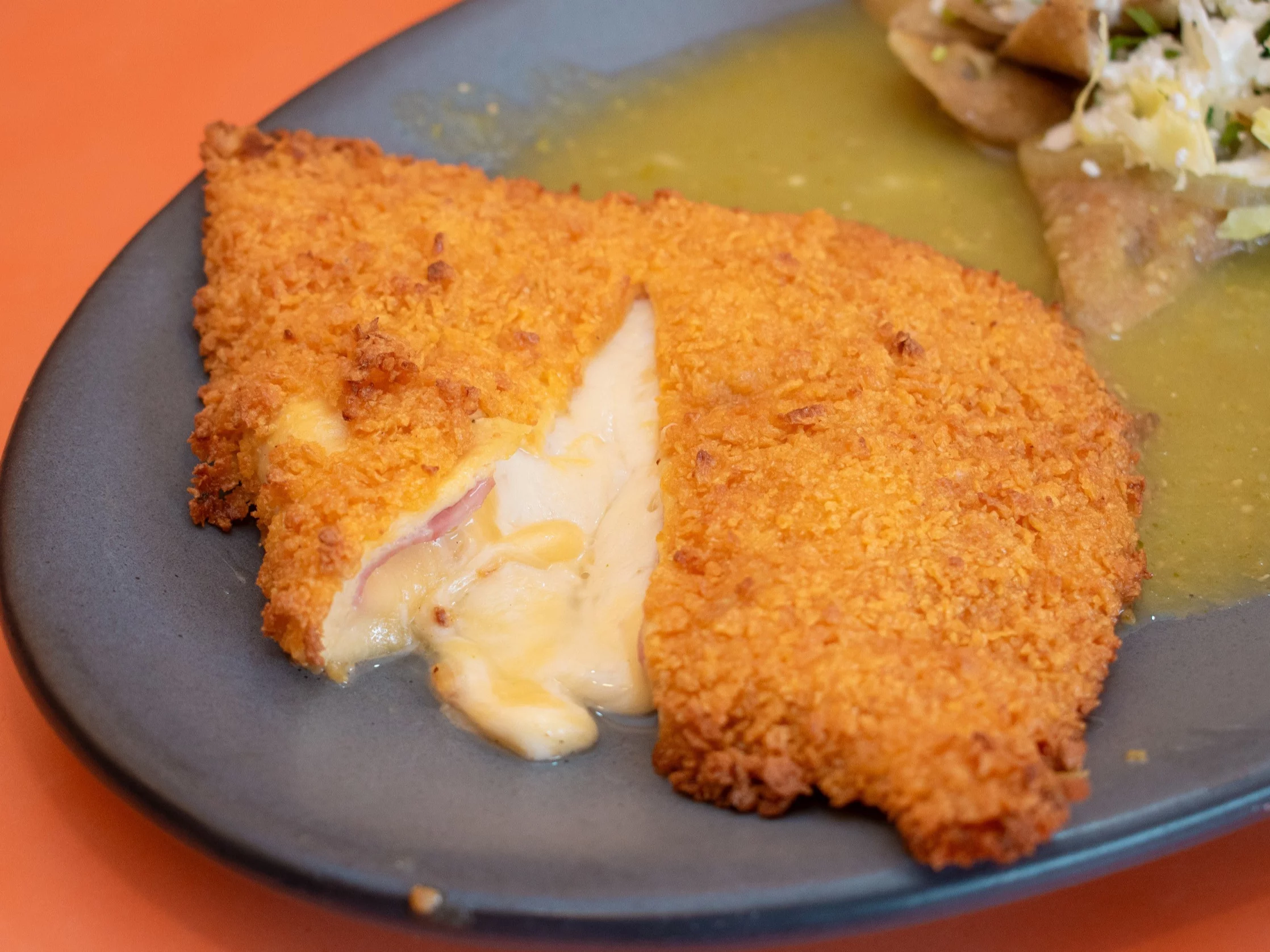 Pierś kurczaka faszerowana szynką i serem