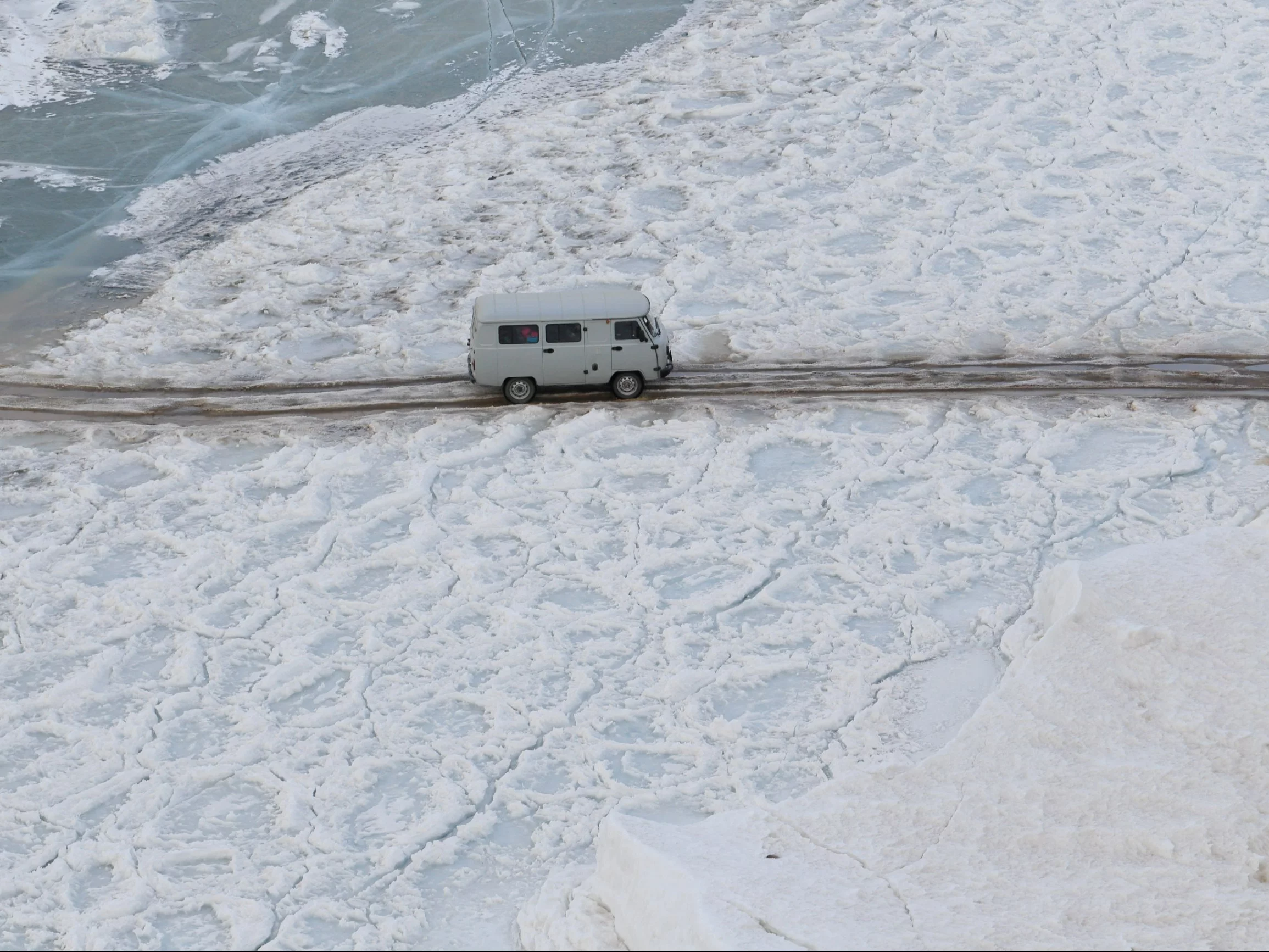 Przez Bałtyk samochodem. Otwarto pierwszą w tym roku drogę lodową