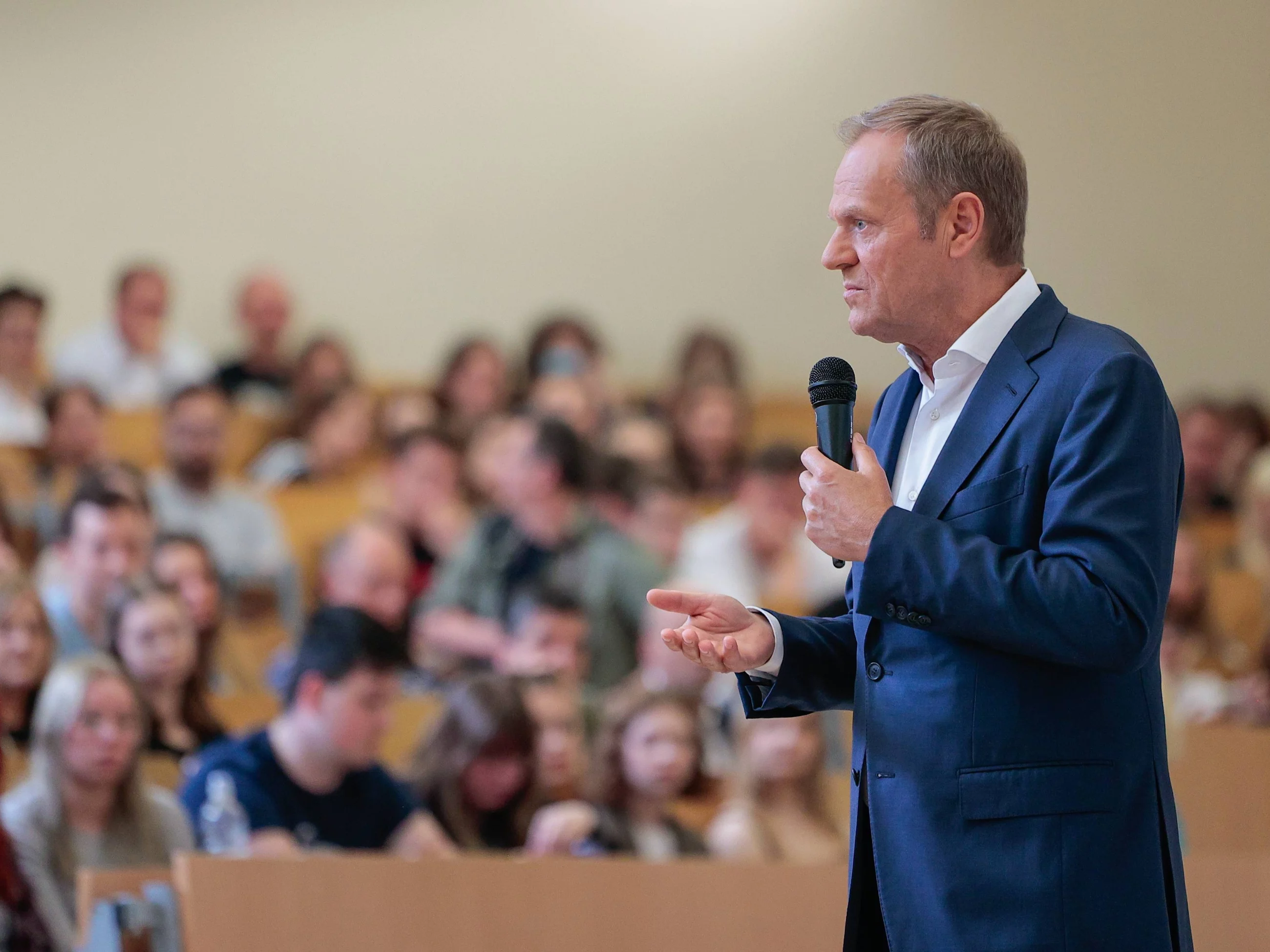 Szef PO Donald Tusk podczas spotkania ze studentami Uniwersytetu Wrocławskiego. Zdjęcie poglądowe.