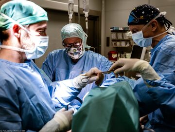 Pierwsza w Polsce, a druga w Europie operacja wszczepienia elektronicznego zwieracza cewki moczowej. Operuje zespół prof. Piotra Chłosty