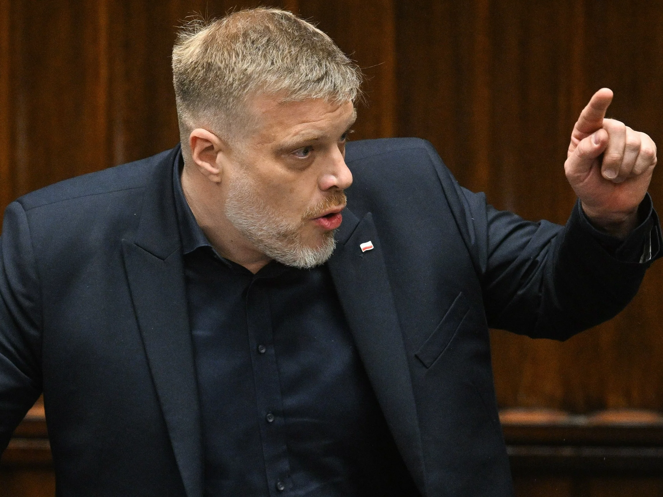 Adrian Zandberg na mównicy sejmowej