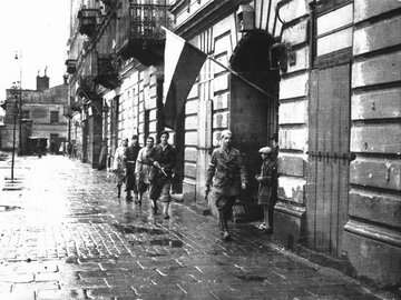 Pierwszy dzień Powstania Warszawskiego. Patrol porucznika Stanisława Jankowskiego ps. Agaton (idzie pierwszy) z batalionu Pięść na pl. Kazimierza Wielkiego w drodze do Śródmieścia