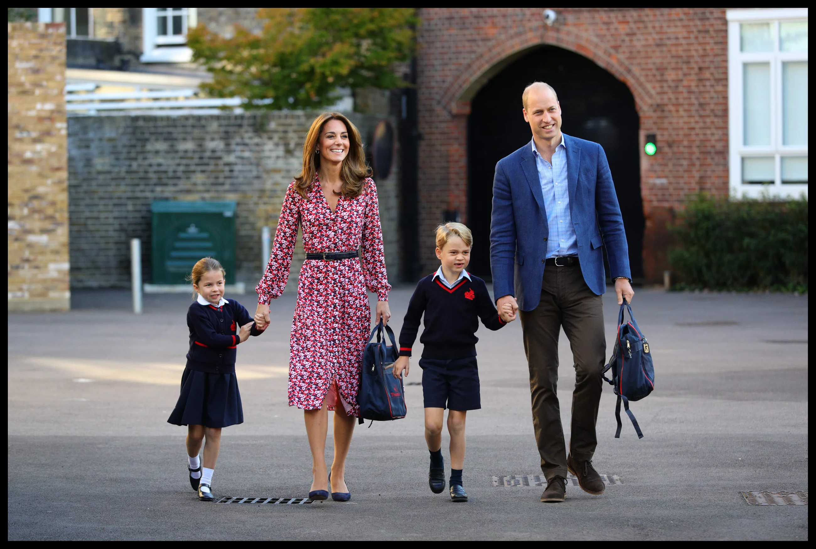 Księżniczka Charlotte, książę George oraz ich rodzice Kate i William